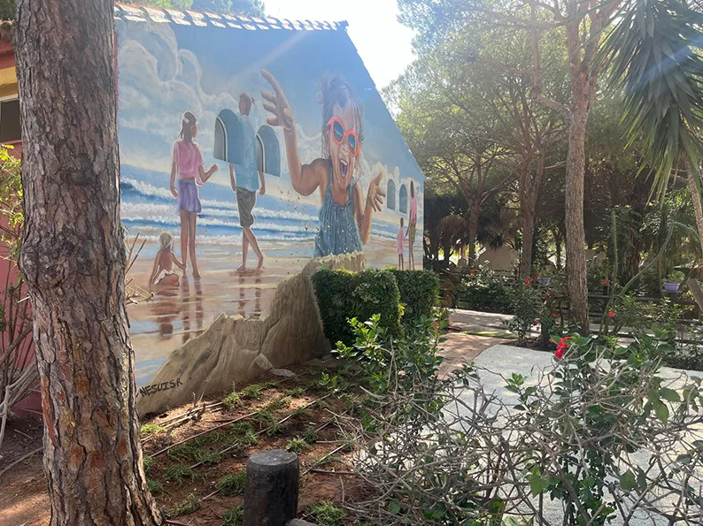 Mural junto a árboles y plantación en Mural Floral